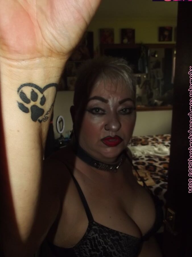 WHORE GETTING READY FOR PUNTERS