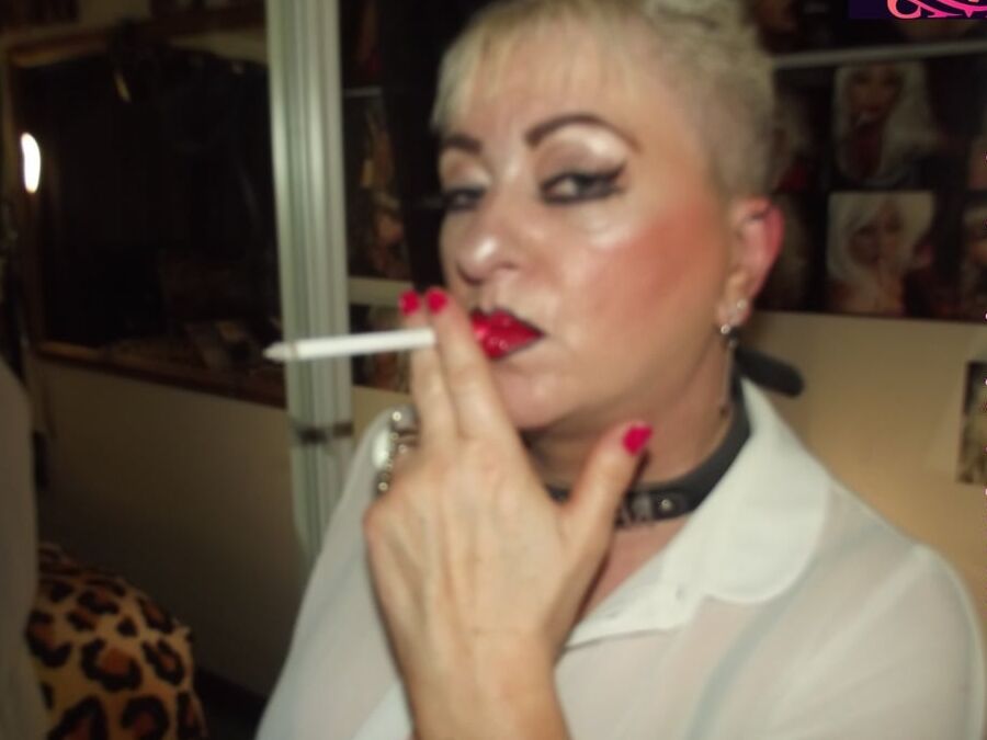 WHORE GETTING READY FOR PUNTERS