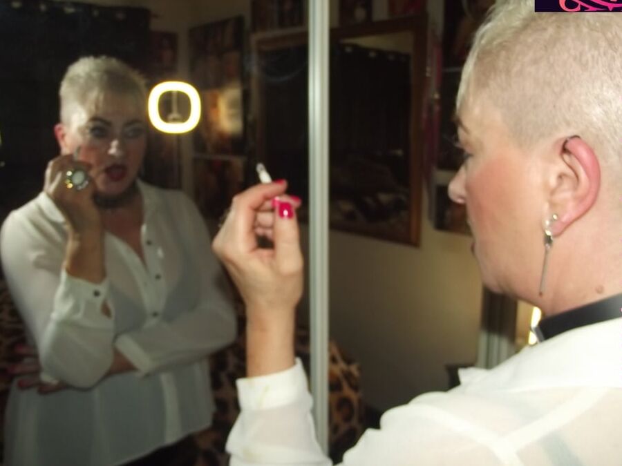 WHORE GETTING READY FOR PUNTERS
