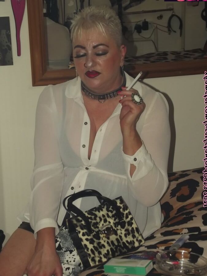 WHORE GETTING READY FOR PUNTERS