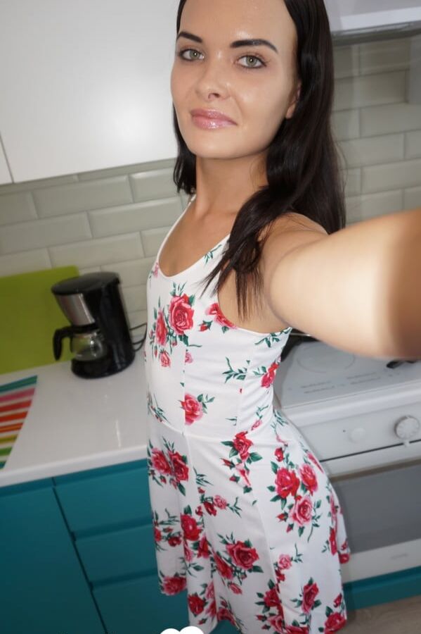 Beauty from the office gets her selfies