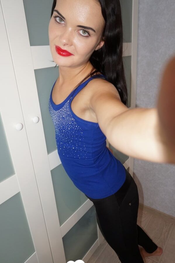 Beauty from the office gets her selfies