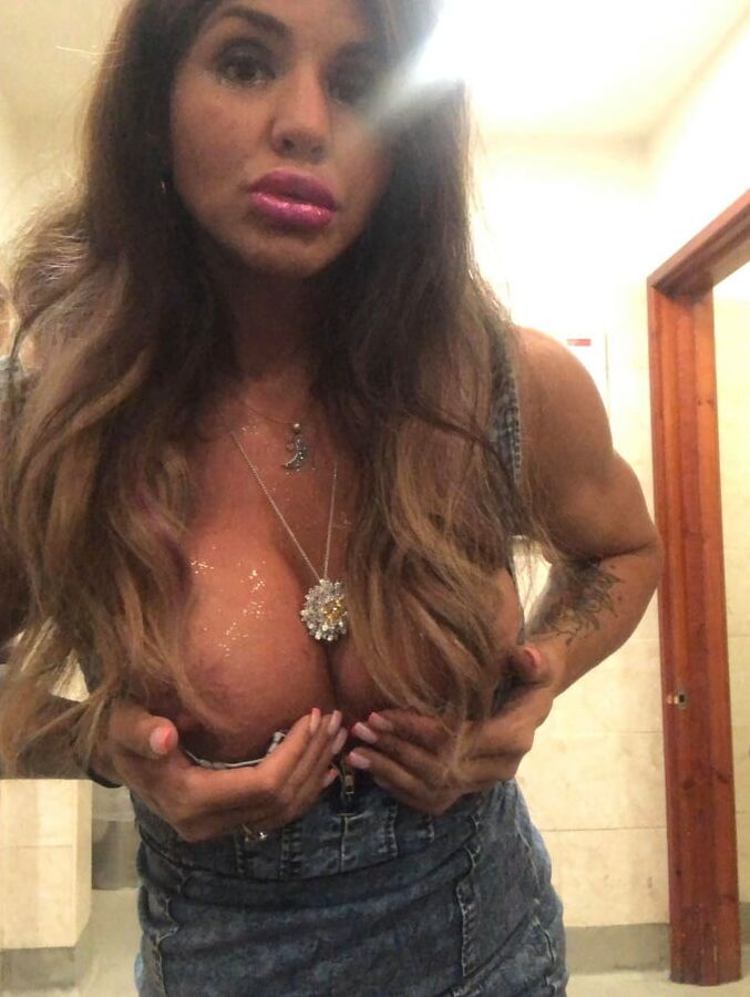 Tabbyanne Sexy Holmewood Bradford milf wanting cock Public