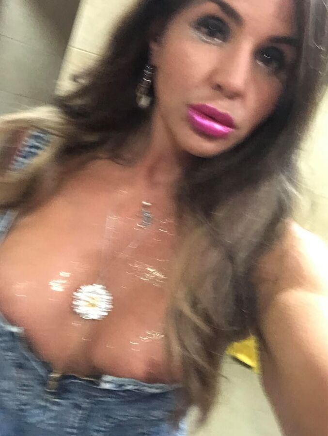 Tabbyanne Sexy Holmewood Bradford milf wanting cock Public