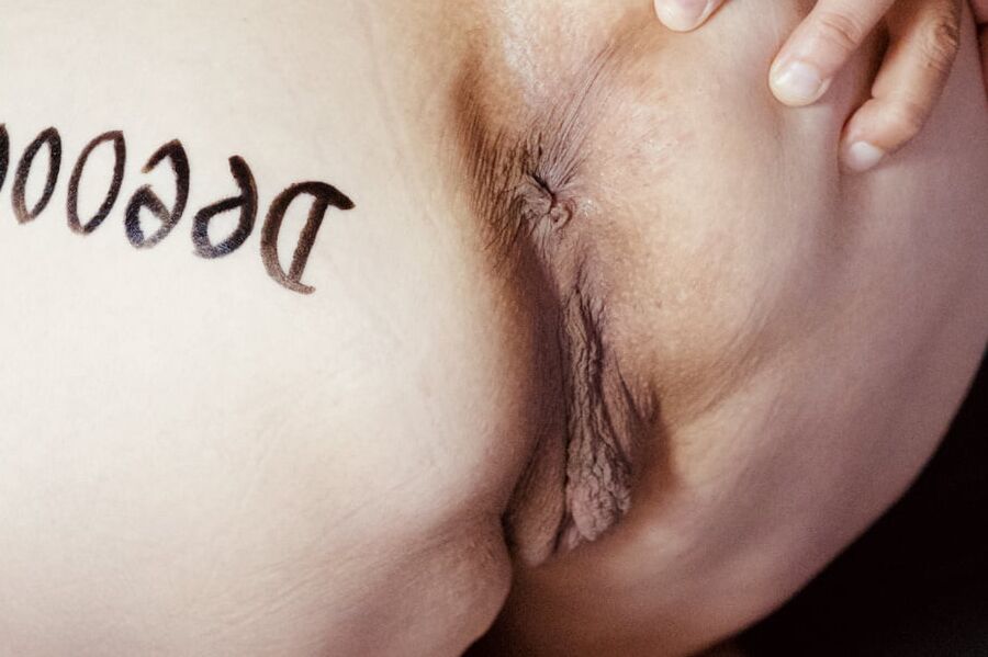 Dedicace pour D66000 sur le cul de ma femme write ass slut