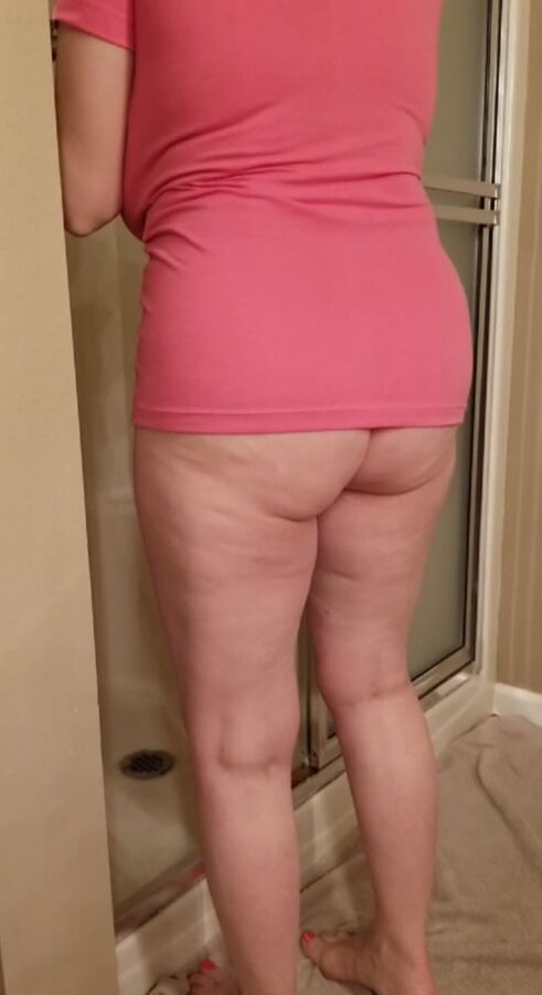 Hot grandmother sprays her pussy and cums in a wet t-shirt