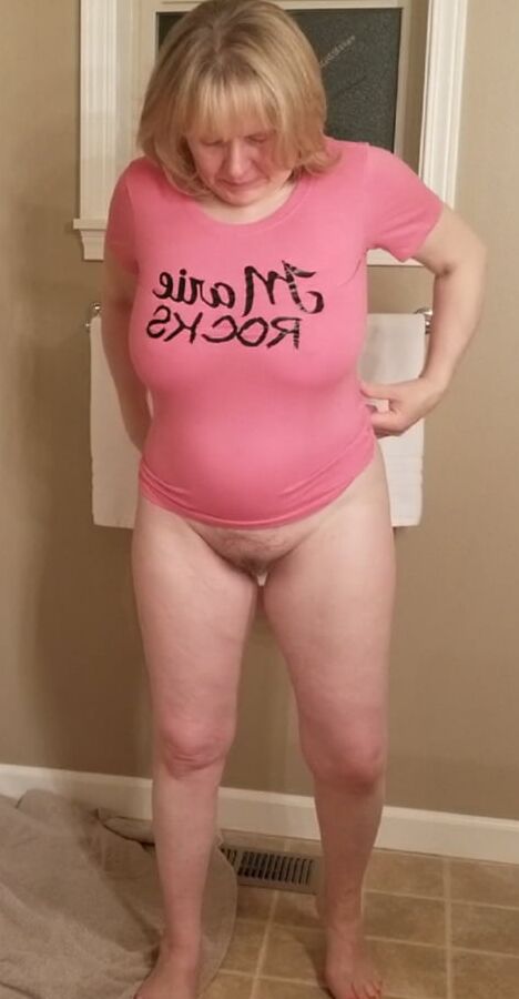 Hot grandmother sprays her pussy and cums in a wet t-shirt
