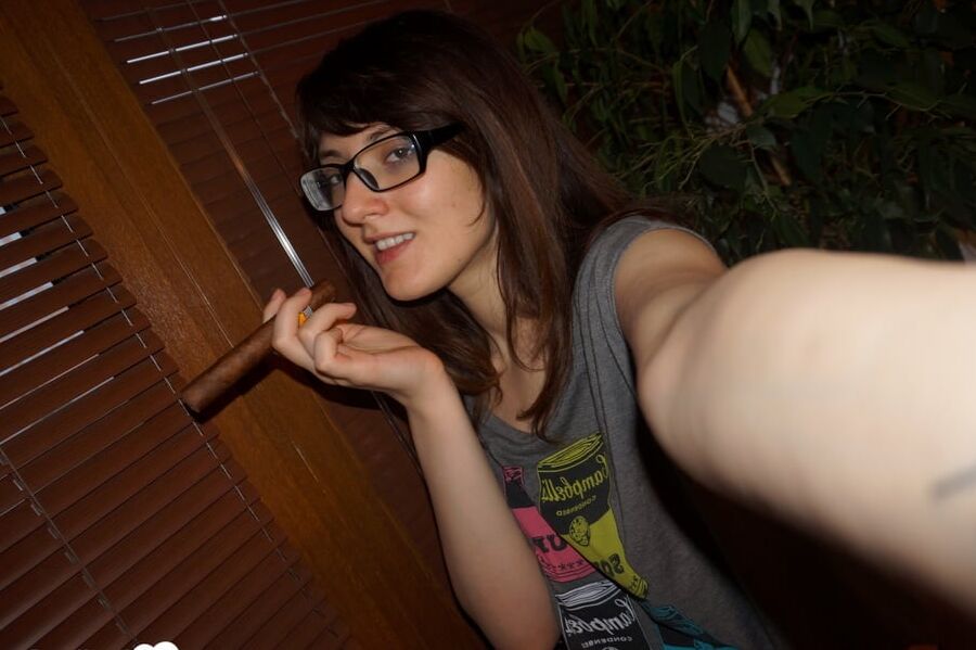 Nerdy hottie loves teasing with her titties