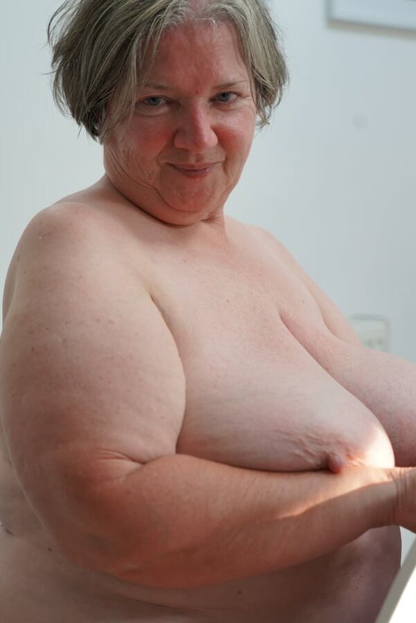 Chris44g More heavy hanging breasts