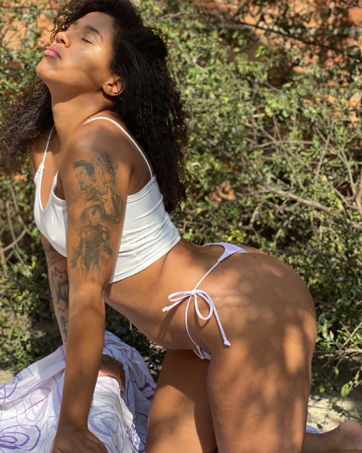 Camila mineira Casada safada exibindo seus Nudes