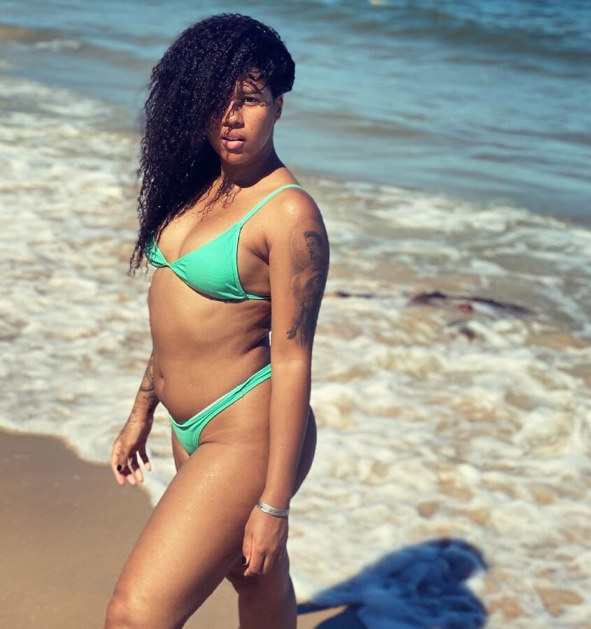 Camila mineira Casada safada exibindo seus Nudes