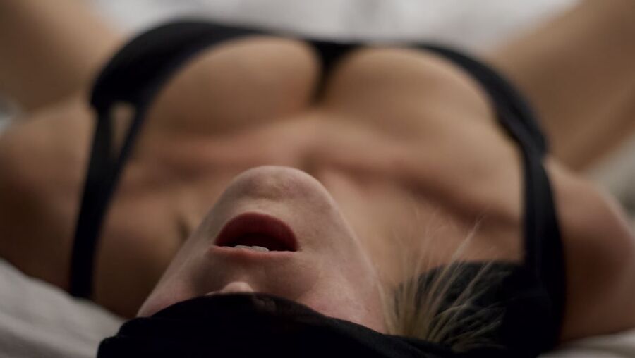 Salope femme baise bouche chatte gode trou du cul plug webslut sucer