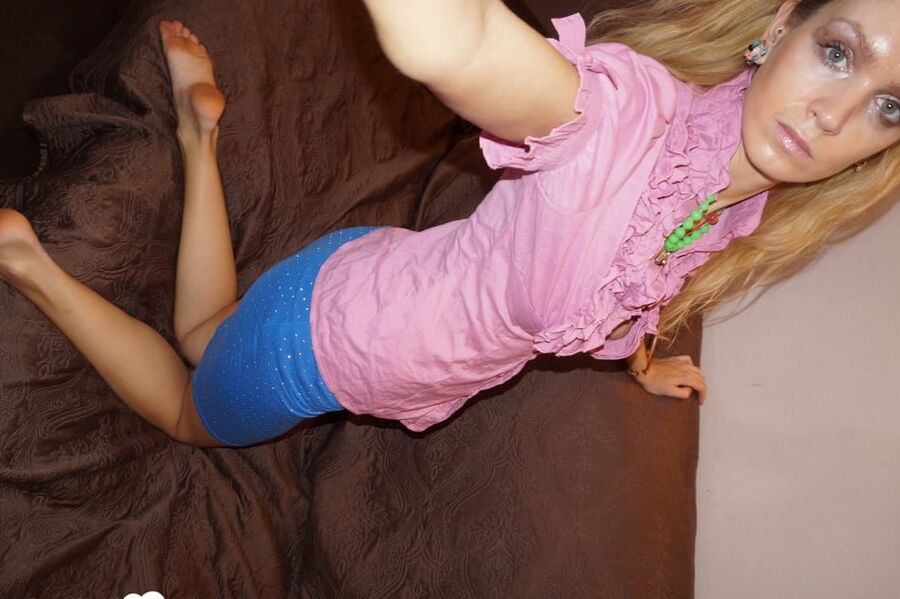 Horny beauty in stockings wants to tease
