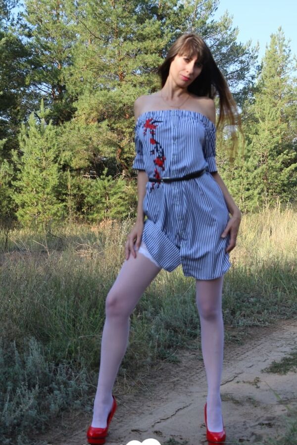Amateur mom in stockings fools around in dirt