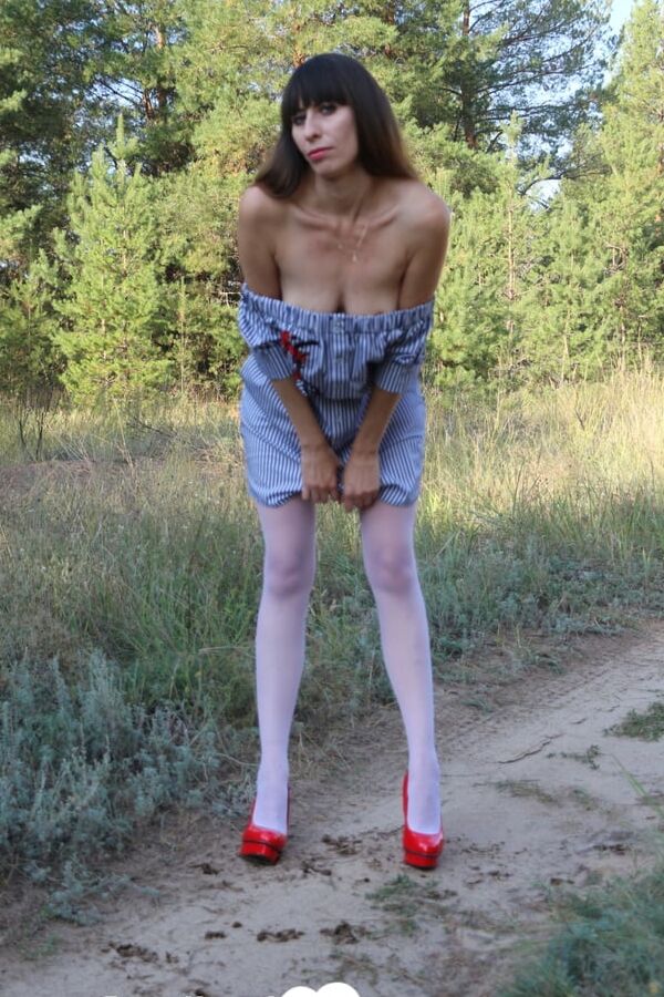 Amateur mom in stockings fools around in dirt