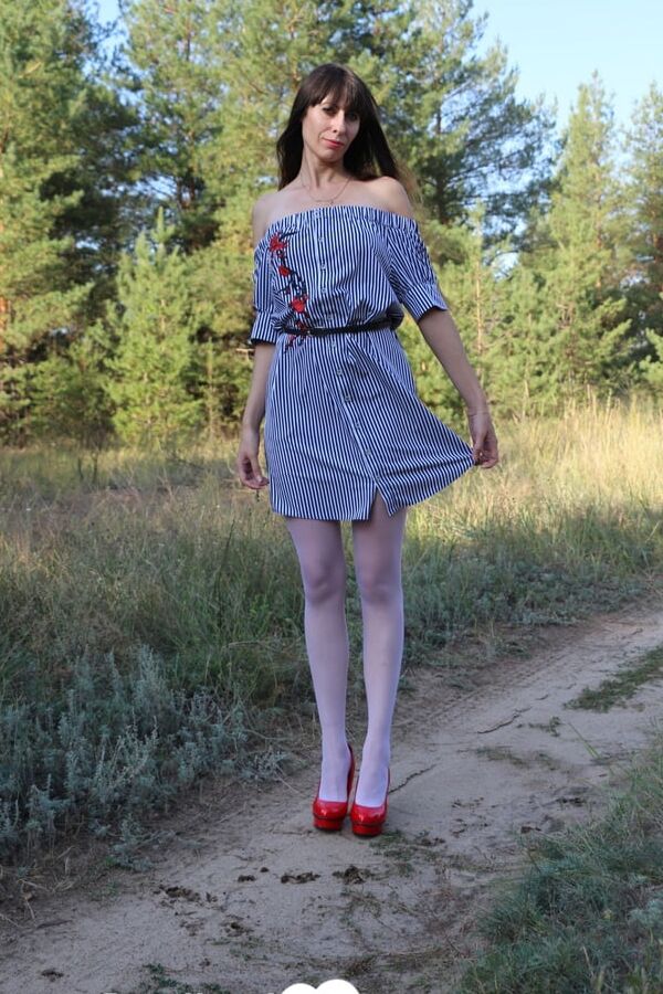 Amateur mom in stockings fools around in dirt