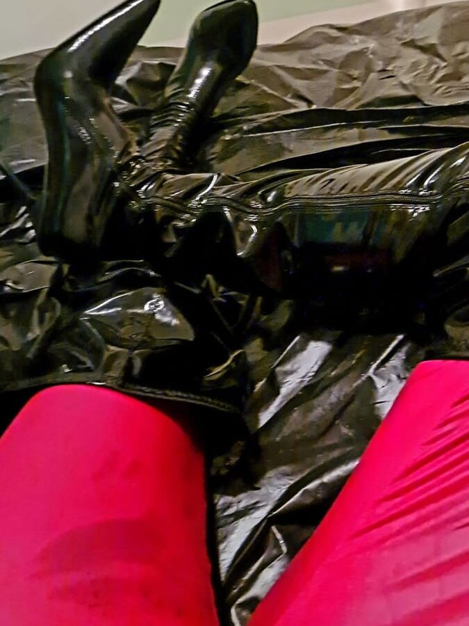 We love wet, oily wetlook latex looks and hot lingerie
