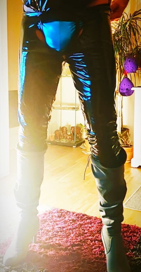 We love wet, oily wetlook latex looks and hot lingerie