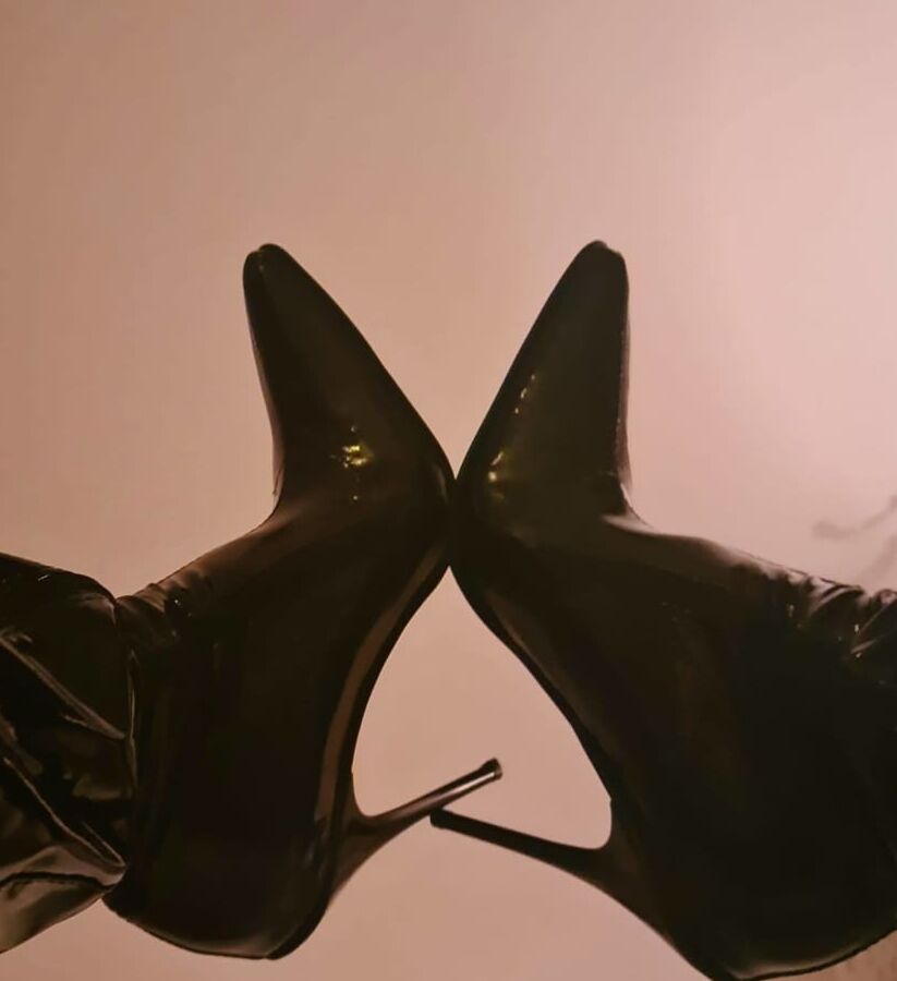 We love wet, oily wetlook latex looks and hot lingerie