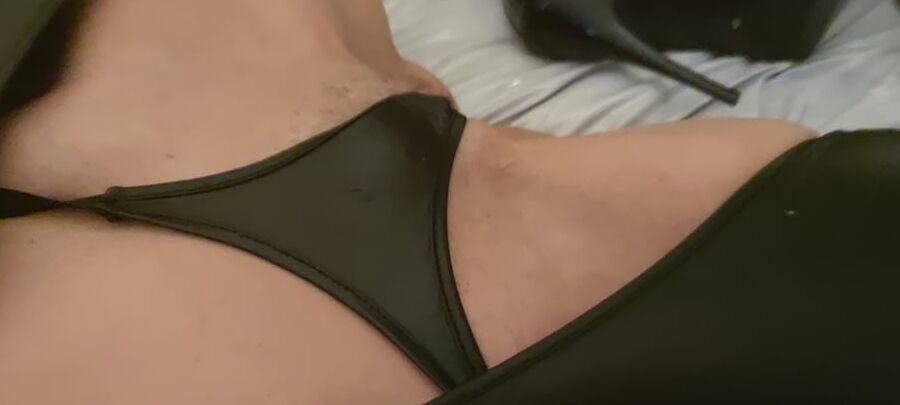 We love wet, oily wetlook latex looks and hot lingerie
