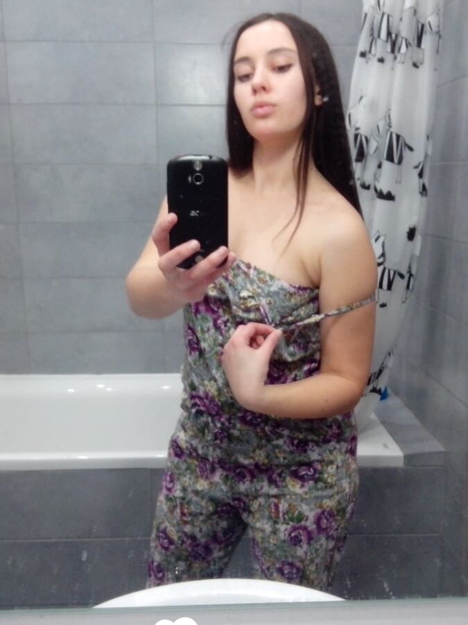 My friend has the perfect bathroom for nudes
