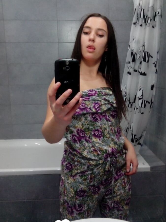 My friend has the perfect bathroom for nudes