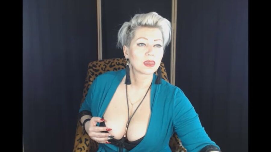 Horny MILF AimeeParadise is a Queen of mature webcam sluts!
