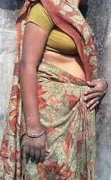 Sexy aunty lifting saree