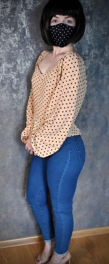 Juicy Lulu in sexy jeans and high heels teases