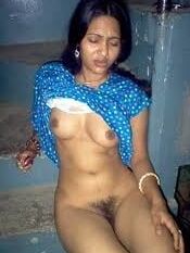 Sexy aunty lifting saree
