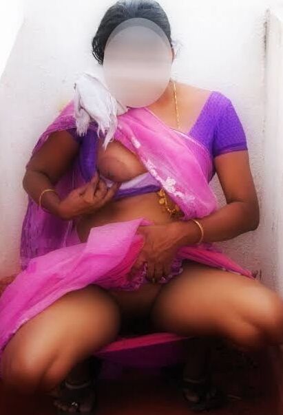 Sexy aunty lifting saree