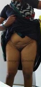 Sexy aunty lifting saree