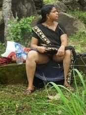 Sexy aunty lifting saree