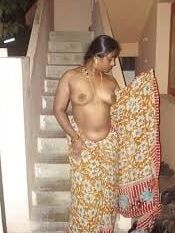 Sexy aunty lifting saree