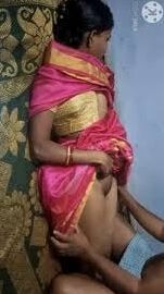 Sexy aunty lifting saree