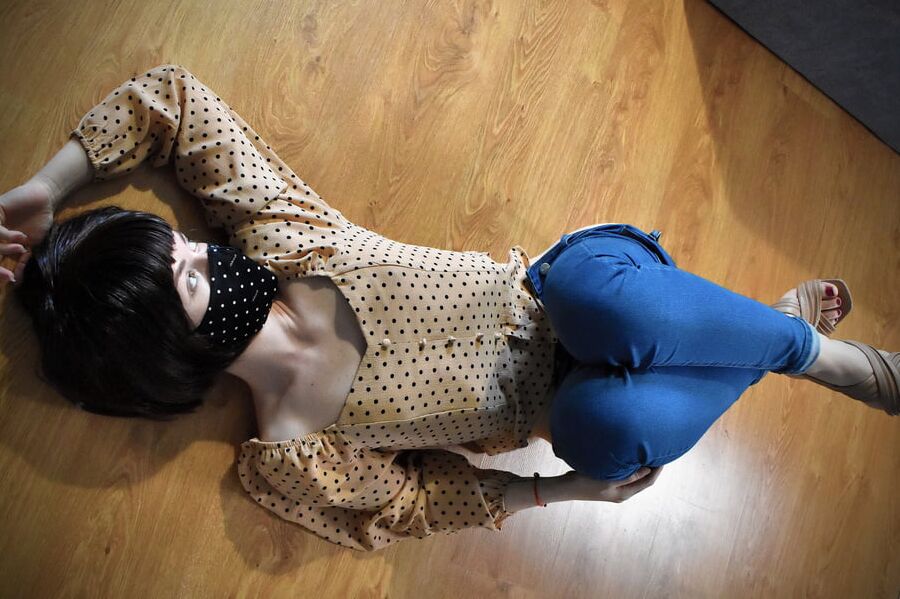 Juicy Lulu in sexy jeans and high heels teases