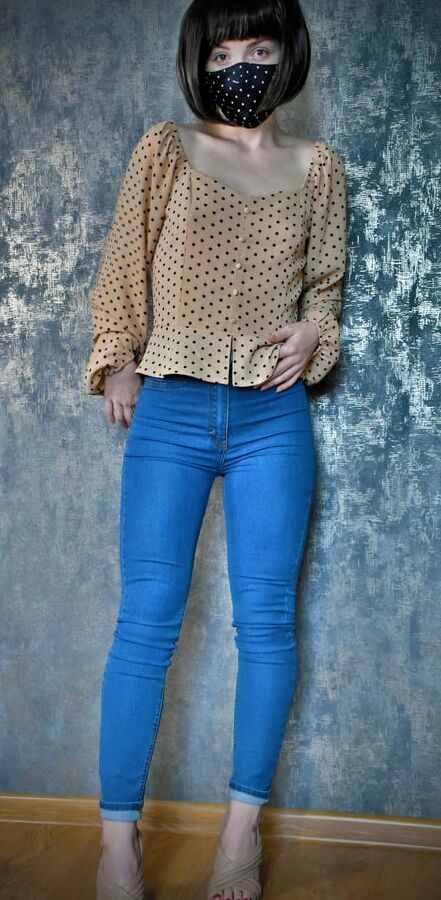 Juicy Lulu in sexy jeans and high heels teases