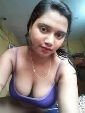 Sexy aunty lifting saree