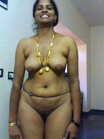 Sexy aunty lifting saree