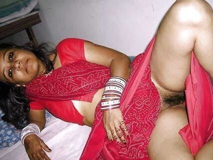 Sexy aunty lifting saree