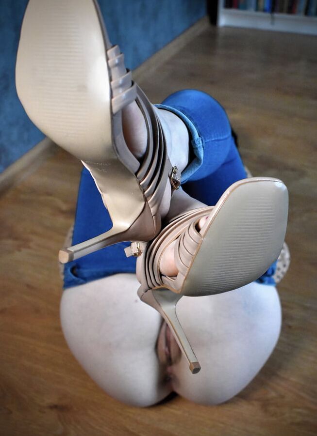 Juicy Lulu in sexy jeans and high heels teases