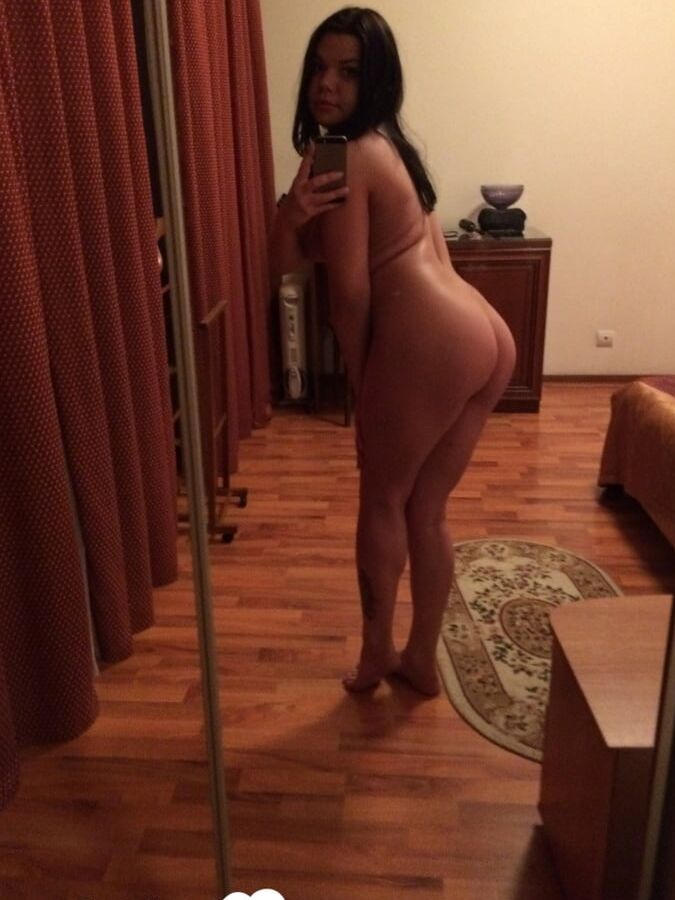 Thick babe loves showing her big booty