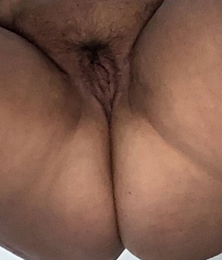 Mature pussy with huge labia needs hairy cunt shaving