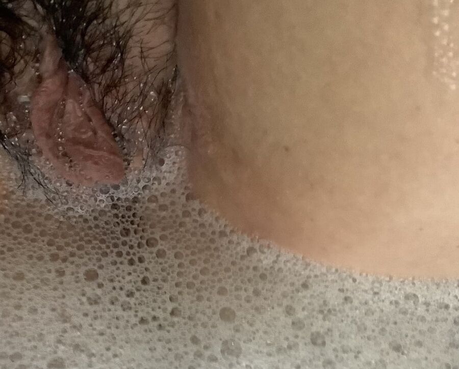 Mature pussy with huge labia needs hairy cunt shaving