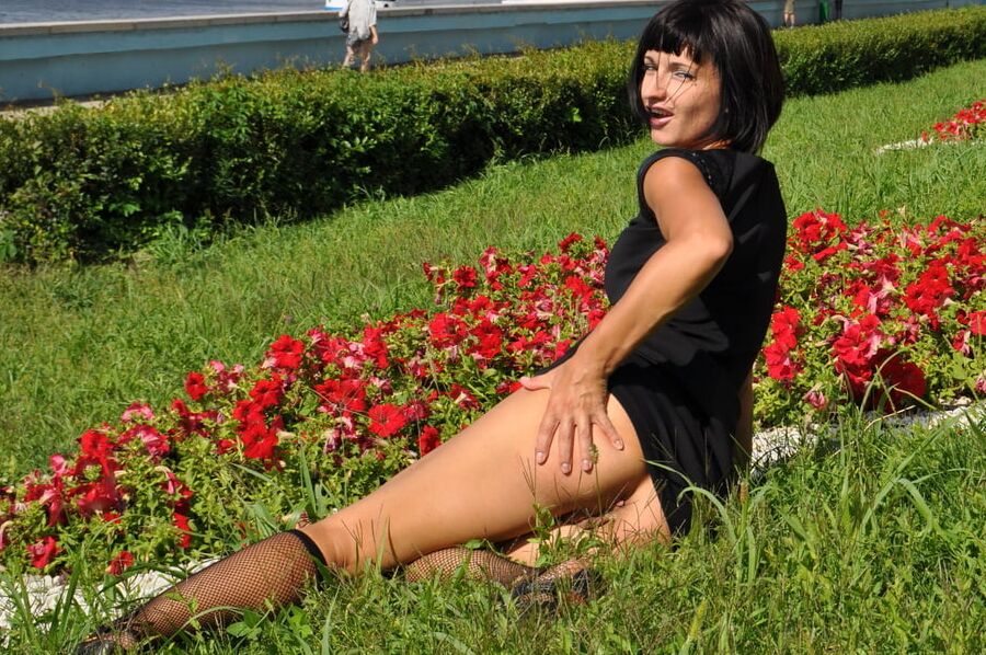 Glamorous bitch Marisha shows her pussy