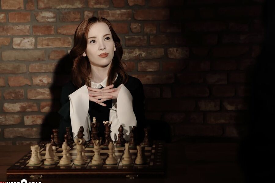 'Checkmate, bitch!' with gorgeous girl Lottie Magne