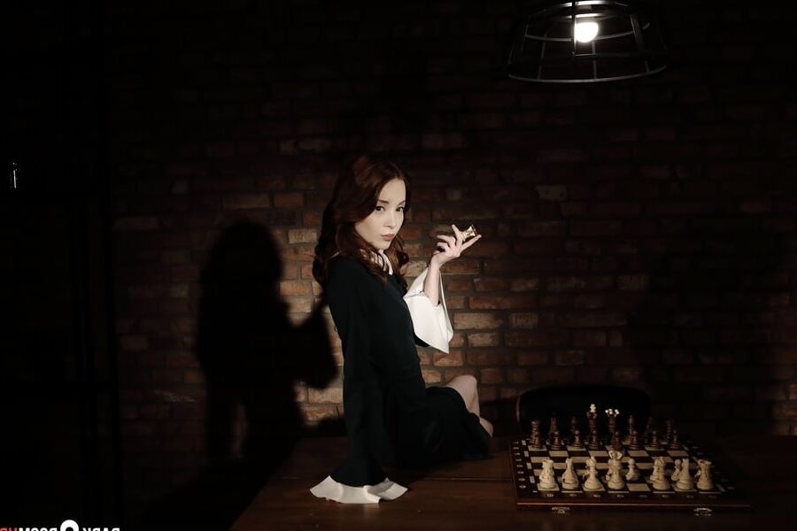 'Checkmate, bitch!' with gorgeous girl Lottie Magne