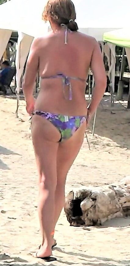 毛むくじゃらのマンコ、熟女妻、ビーチ、露出狂、58歳