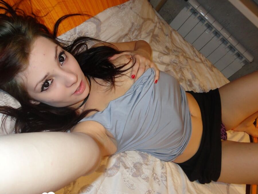 Cute babe shows off her pretty shaved slit