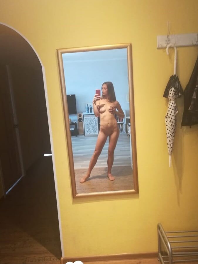 Amateur chick taking selfies for her man